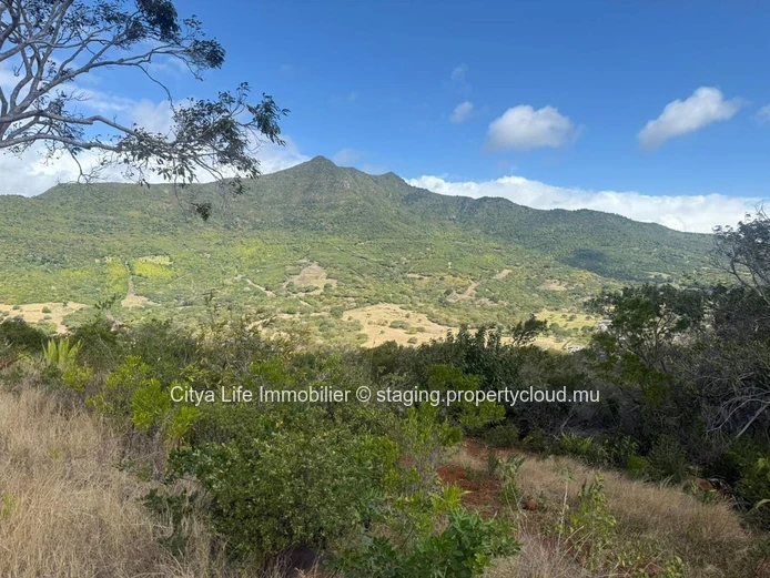 Terrain en pleine propriété avec vue imprenable sur la mer et les montagnes dans une résidence privée et sécurisée.