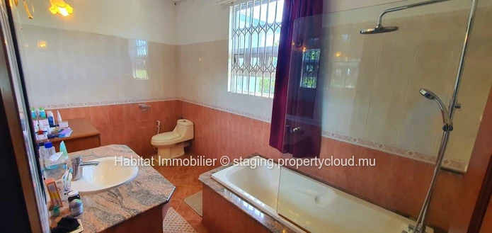 Maison de 250 m² sur un terrain généreux de 1 arpent 10, idéalement située à Lower Vale, à proximité immédiate de Gra...