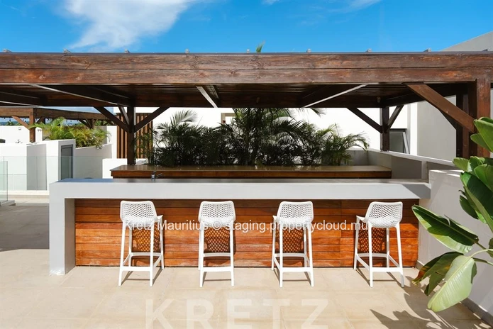 Exceptional penthouse with rooftop and panoramic lagoon views