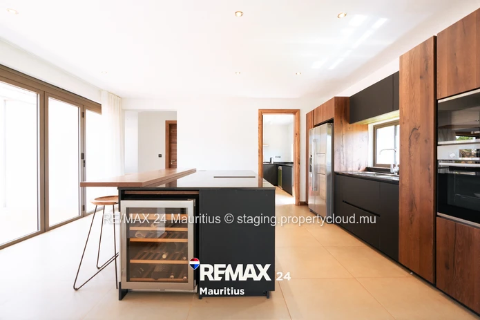 Superb contemporary 3-bedroom villa with private pool, landscaped garden and high ceilings.