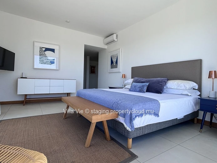 Grand Gaube - Spacious 3-bedroom penthouse with en-suite bathrooms, office, swimming pool, and sea views