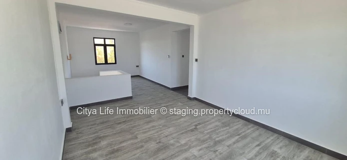 Maison à vendre à Grand Gaube, 250m², terrain de 520m², 4 chambres, piscine privée. Prix : Rs.