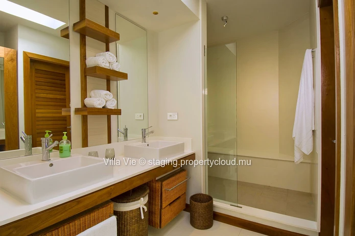  Pointe aux Canonniers : Luxury 4-Bedroom Villa with Sea View and Access