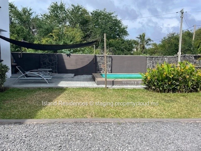 Furnished house in a good residential area. 4 bedrooms, swimming pool and parking.