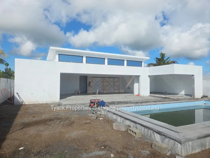 Villas à Vendre à Calodyne – 3 Chambres, Piscine & Jardin