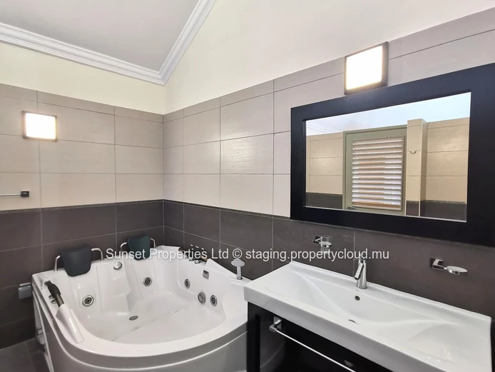  Penthouse | 3 Bedrooms | Large Terrace