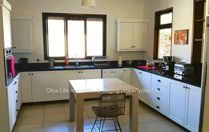 For Sale: Luxurious 4-Bedroom Villa in Tamarin