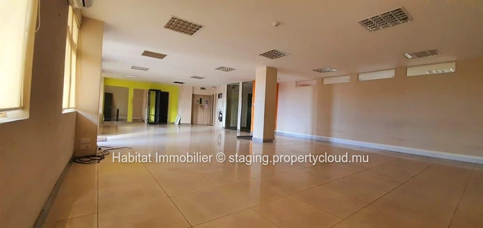A LOUER - Bureau climatisé non meublé de 278 m2 au 6ème étage (avec 2 ascenseurs) idéalement situé au cœur de Port Louis