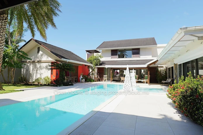 Villa PDS à vendre à Grand Baie, 378m², terrain 1 000m², piscine privée, bureau, options web, accessible aux étrangers.