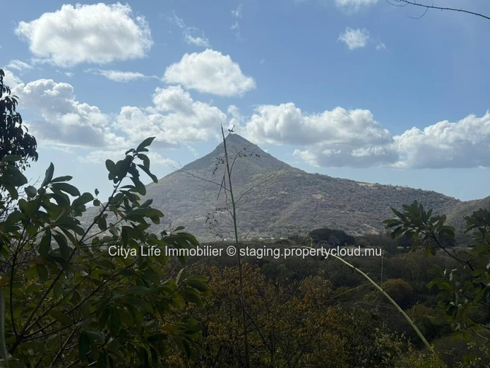 Terrain en pleine propriété avec vue imprenable sur la mer et les montagnes dans une résidence privée et sécurisée.