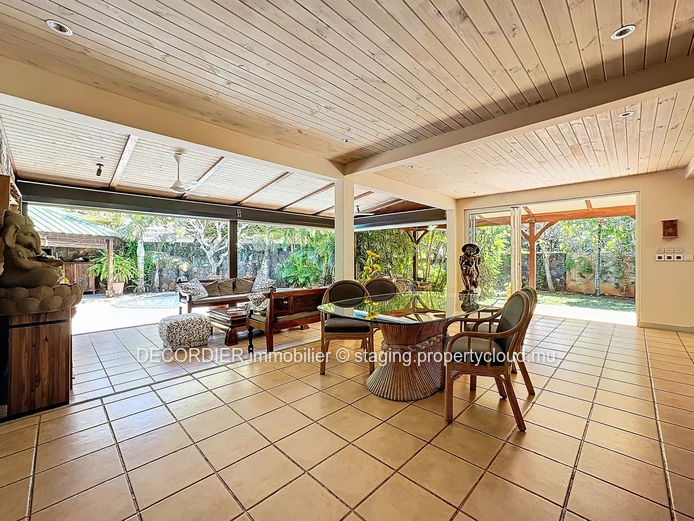 Grande maison contemporaine avec piscine et jardin