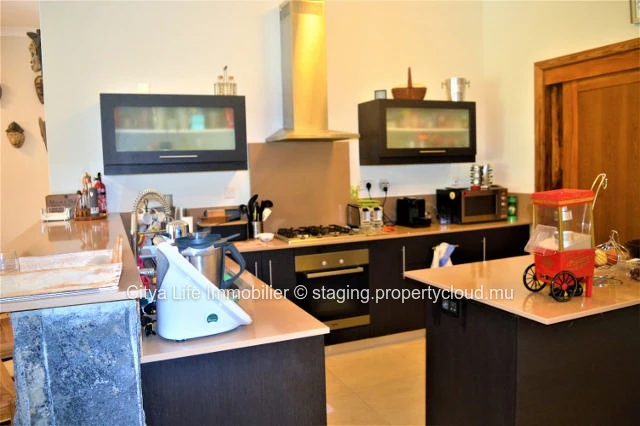 Beautiful villa with beautiful volumes in secured and calm residence.