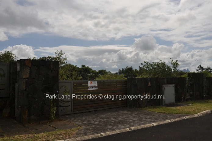 Exceptional 1569 m² plot with stunning mountain views in a prime location in Highlands