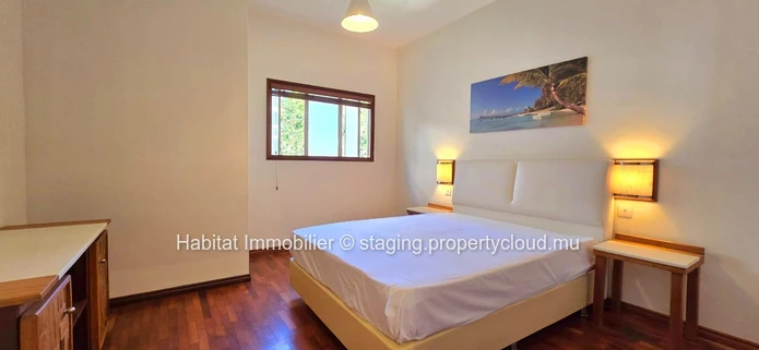 Ce luxueux appartement contemporain meublé et équipé de 151 m2 se situe dans un quartier calme et hautement résidenti...
