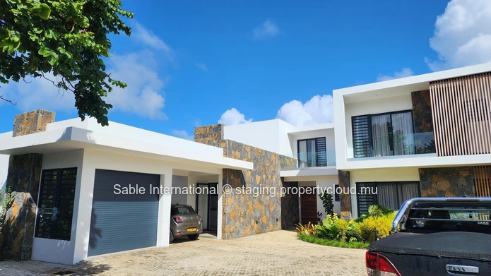 Luxury Golf Villa with Private Pool in Roches Noires! Fully furnished. 