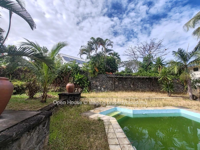 VILLA MAURICIEN à vendre à Tamarin, Rivière Noire. Surface habitable 600m², terrain 1,477m², 5 chambres, bureau, pisc...