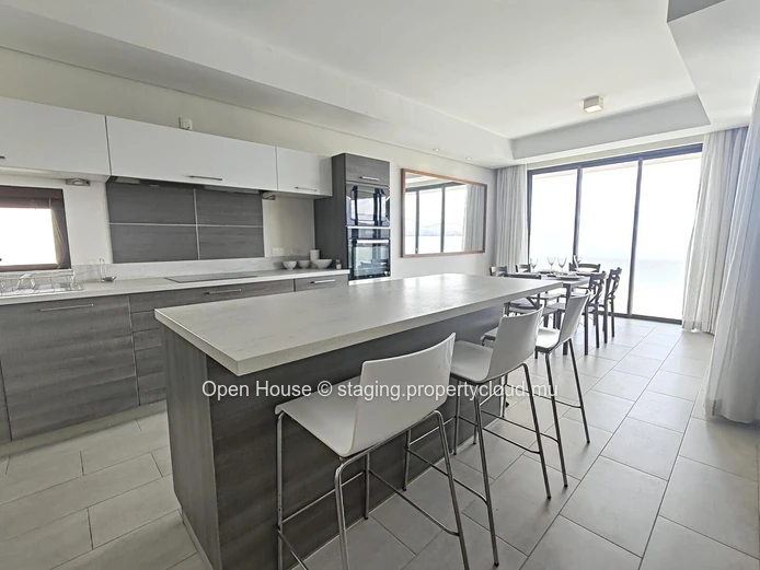 Townhouse/Duplex à vendre à Tamarin, Rivière Noire. Surface habitable de 230m², 3 chambres, bureau, piscine commune. ...