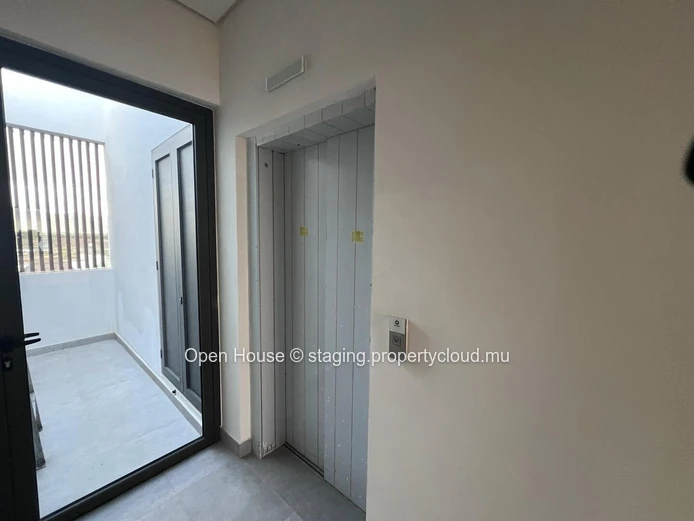 Penthouse face à la mer à Rivière Noire, 280m², 3 chambres, piscine privée, vue mer panoramique.