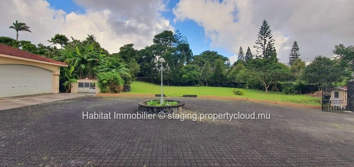 FOR SALE - Big unfurnished house of 1,100 m2 on a land of 1 acre 01 on 3 levels located in a highly residential area ...