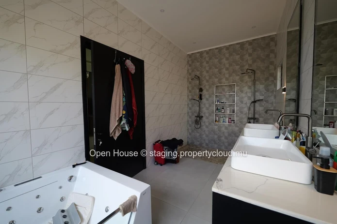 Villa PDS à vendre à Grand Baie, 435M² habitables, terrain 855m², 4 chambres, piscine privée, garage double caractéri...