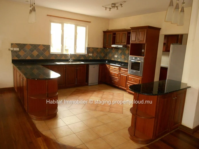 A VENDRE - Belle maison de 400 m2 à Albion. 