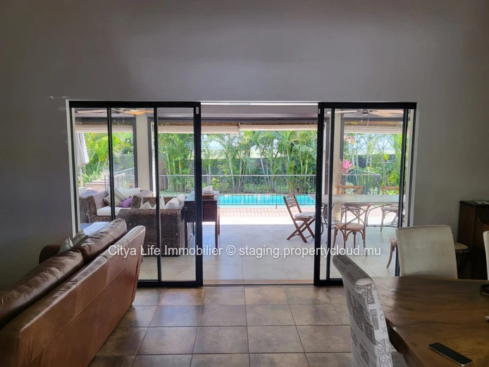 Villa à vendre à Mont Piton, 250m², terrain 1,025m², 4 chambres, piscine privée, sécurisé, proche écoles, prix Rs.