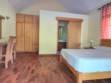5 Bedroom Villa