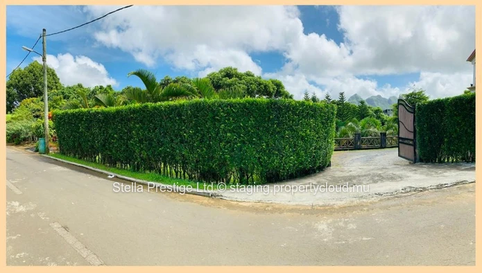 Gorgeous Riverside Cottage Priced To Sell - Sellers Are Ready To Move On! Located in Prime Position!