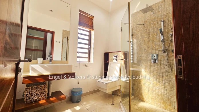 Elegant 3-Bedroom Beachfront Apartment with sea view