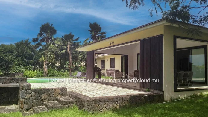 Bienvenue dans votre sanctuaire familial idéal ! Cette superbe maison est nichée au sein d'une communauté sécurisée t...
