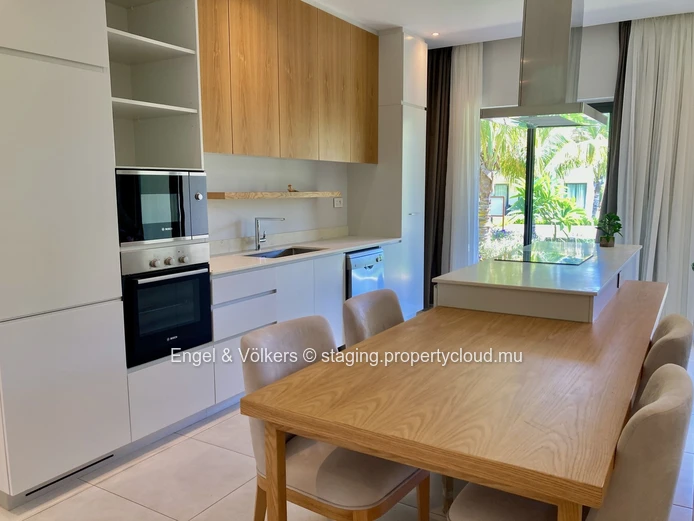 Exquisite Ground-Floor Apartment Steps from the Beach