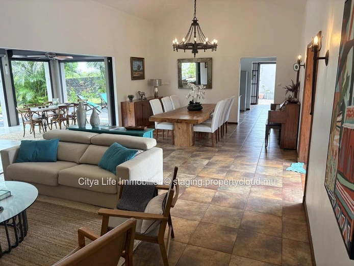 Villa à vendre à Mont Piton, 250m², terrain 1,025m², 4 chambres, piscine privée, sécurisé, proche écoles, prix Rs.