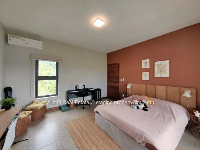 Sale accessible to Mauritians only. Lovely villa in a secure residence, 5 minutes from the beach and the center of Gr...