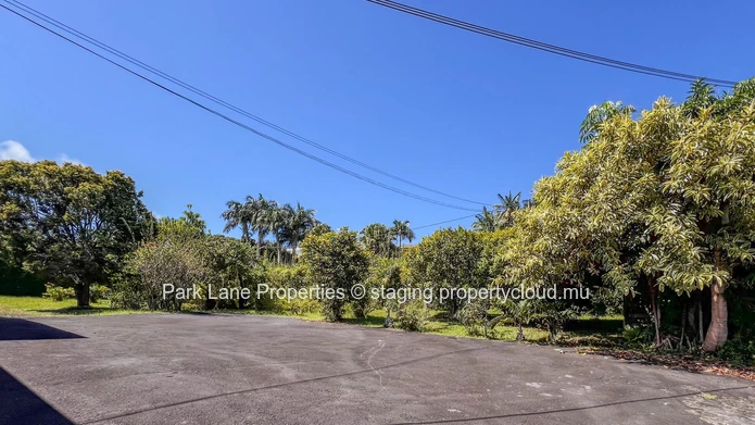 Rare opportunity in Floréal: High potential property on a large plot.