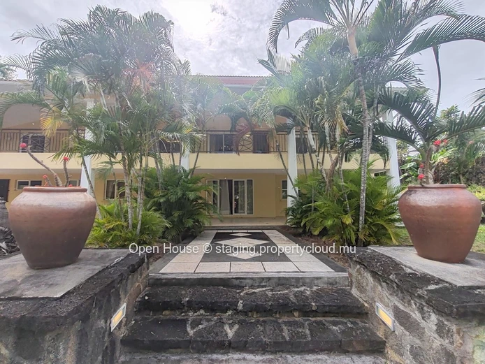 VILLA MAURICIEN à vendre à Tamarin, Rivière Noire. Surface habitable 600m², terrain 1,477m², 5 chambres, bureau, pisc...