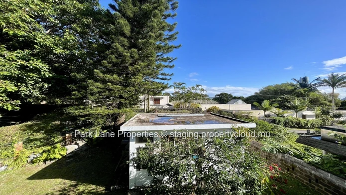 <br/>Floréal character home to renovate – Prime location with studio