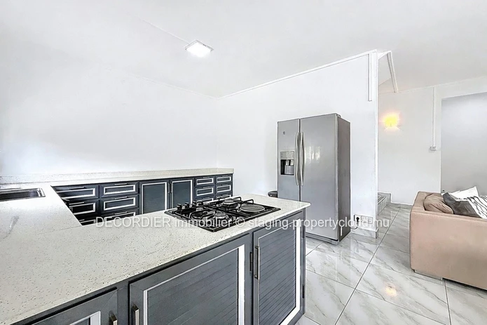 Maison moderne avec piscine privée.