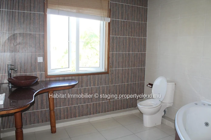 A VENDRE - Townhouse meublé et équipé de 200 m2 dans une résidence sécurisée 24/7 à Palmar. 