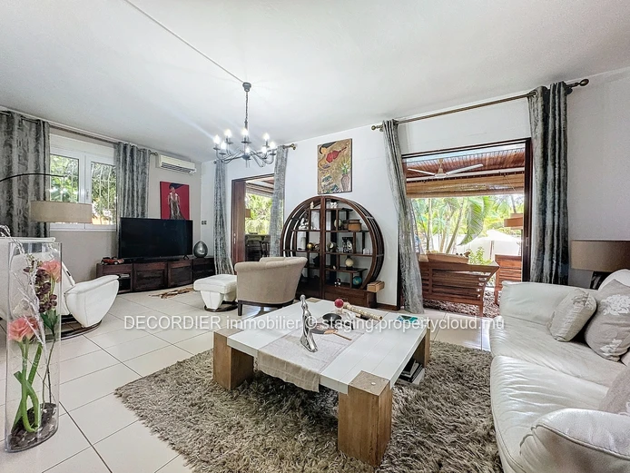 Contemporary house with swimming pool and garden - Accessible to foreigners