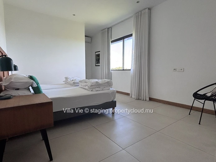 Grand Gaube - Spacious 3-bedroom penthouse with en-suite bathrooms, office, swimming pool, and sea views