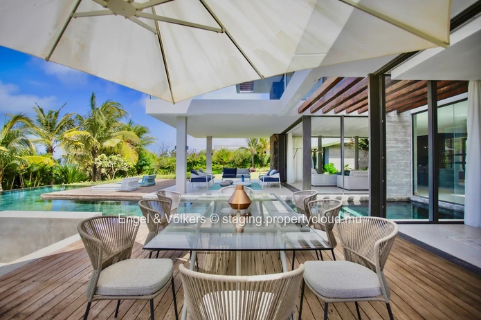 Refined Tropical Living in a Prestigious Golf Estate