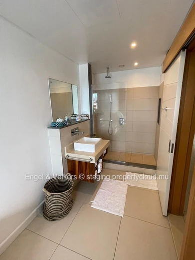 Stunning 2-Bedroom Apartment with views of the marina and mountains - Excellent Rental Investment