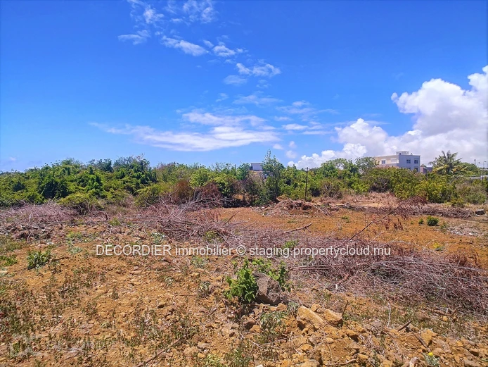 Residential land 10 minutes from the beach
