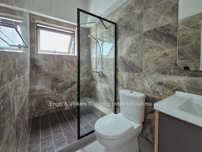 Modern first floor apartment for long term rent