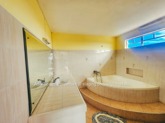 Charming Mauritian-Style House for Rent in Prime Flic en Flac Location!
