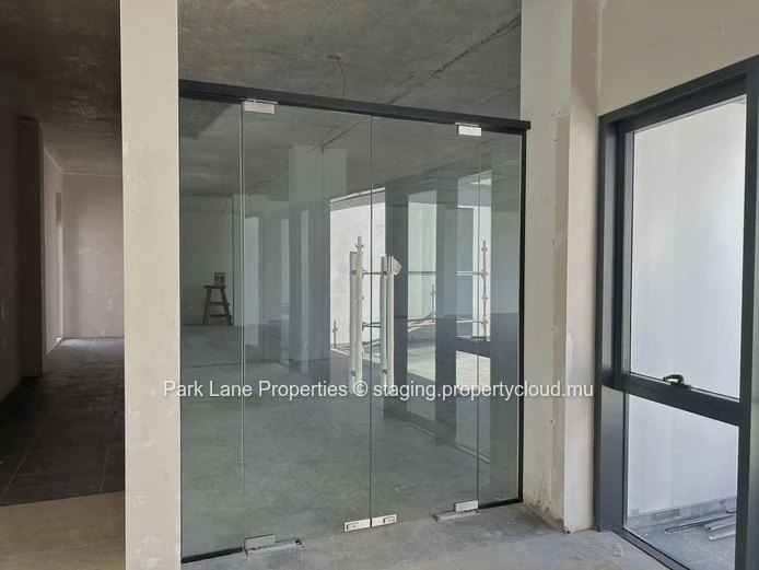 Voici ......Offices : Votre centre d'affaires pour un espace de travail moderne et inspirant