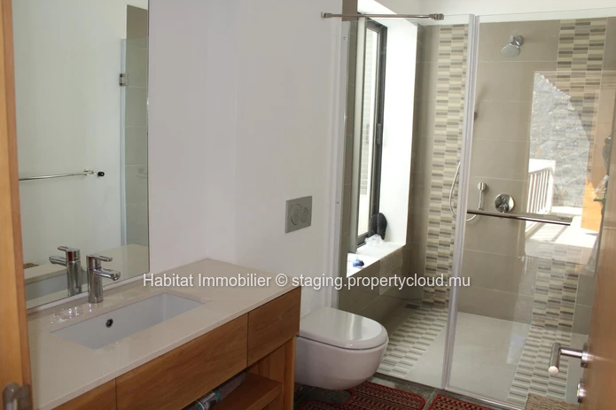 To rent - Stunning beachfront penthouse, furnished and equipped, of 150 m² located in a residence in Belle Mare 
