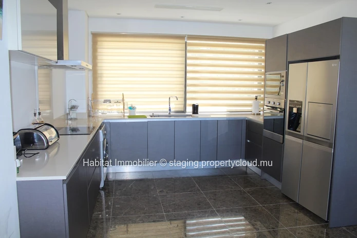 To rent - Stunning beachfront penthouse, furnished and equipped, of 150 m² located in a residence in Belle Mare 
