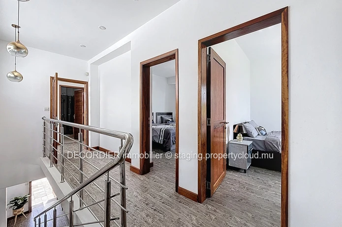 Découvrez cette maison idéalement située et sécurisée