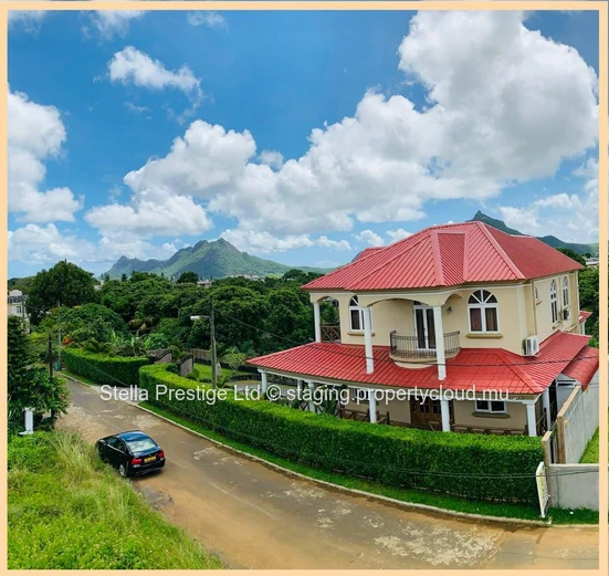 Gorgeous Riverside Cottage Priced To Sell - Sellers Are Ready To Move On! Located in Prime Position!